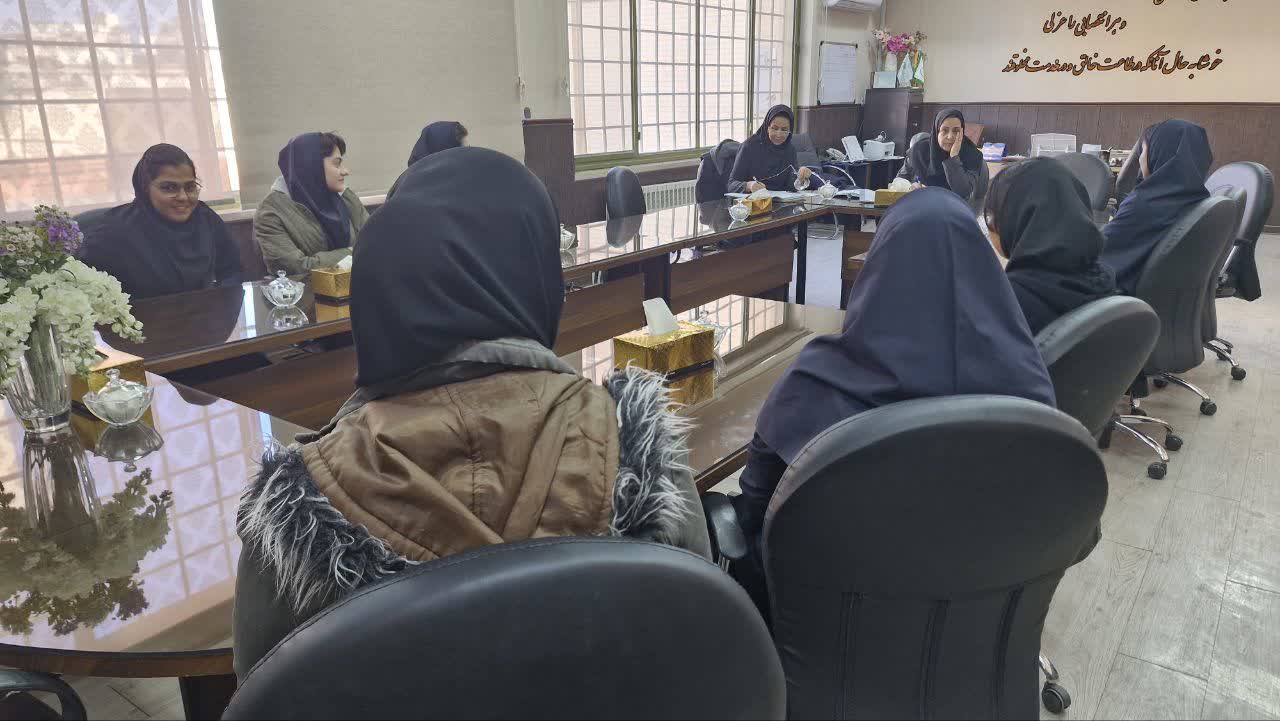 نشست دانش اموزان با مدیر مدرسه