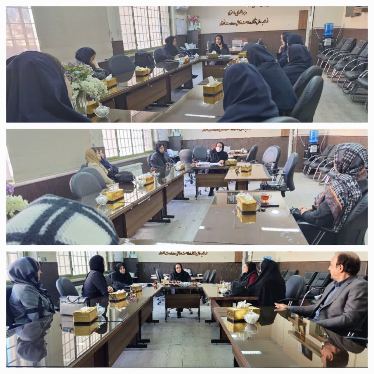 جلسه مدیر مدرسه و مسئول پایه ها