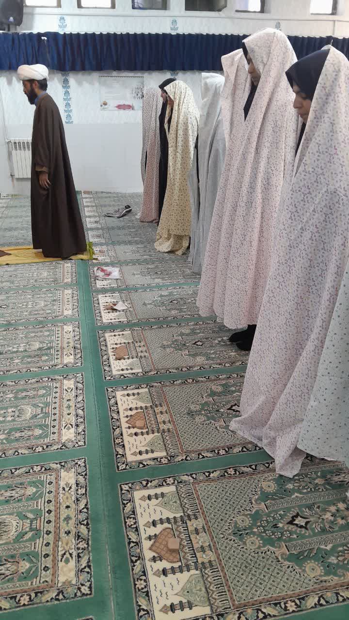 اولین نماز جماعت مدرسه