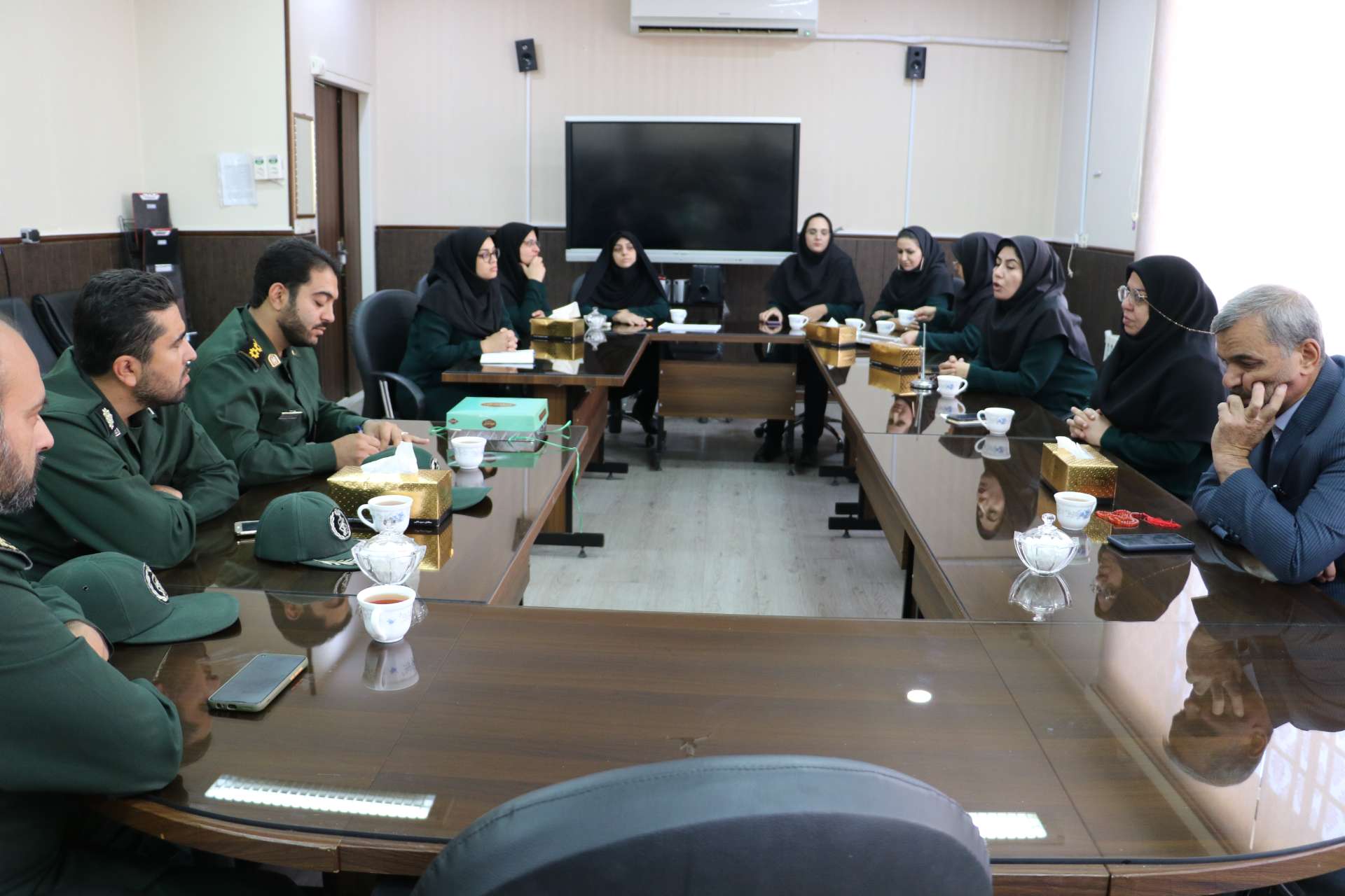 حضور هیئت اندیشه ورزان در دفتر مدیریت