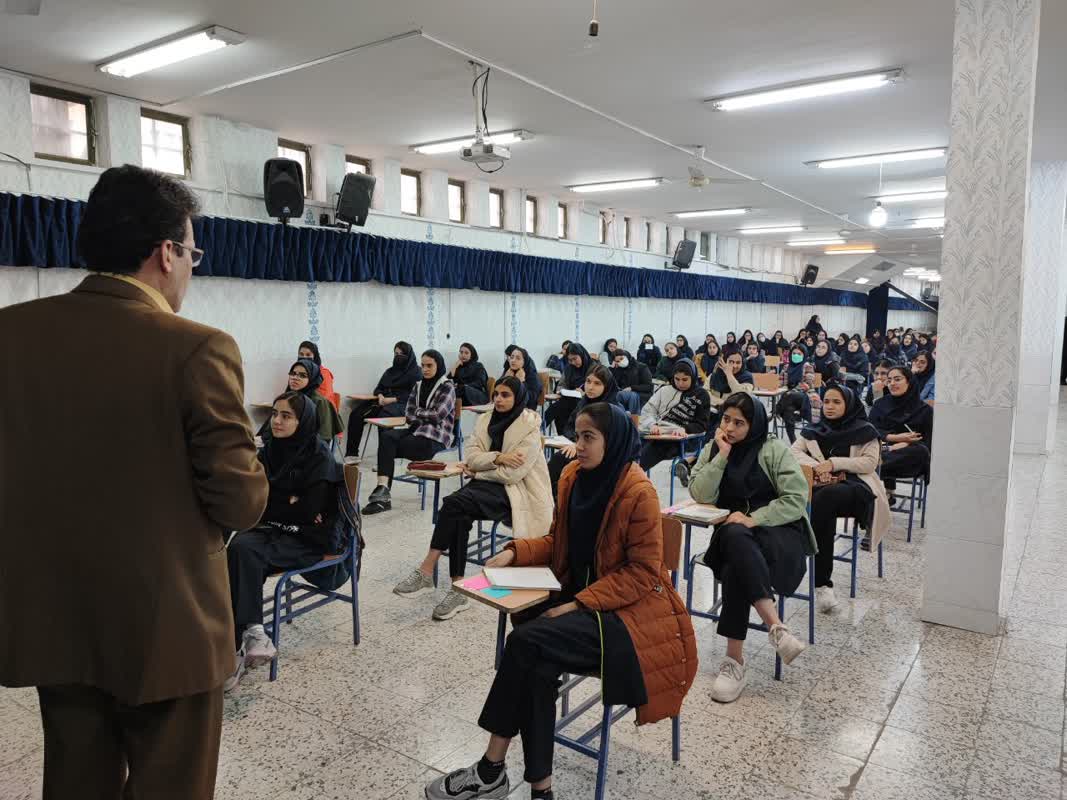 جلسه مشاوره آقای دکتراکبرنژاد با دانش آموزان