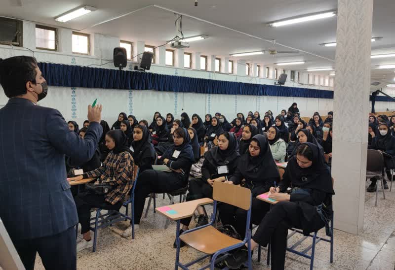 جلسه مشاوره آقای زحمتکش با دانش آموزان