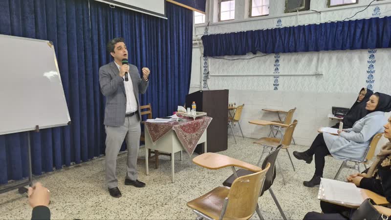 جلسه انجمن اولیا و مربیان پایه یازدهم با حضور مشاور